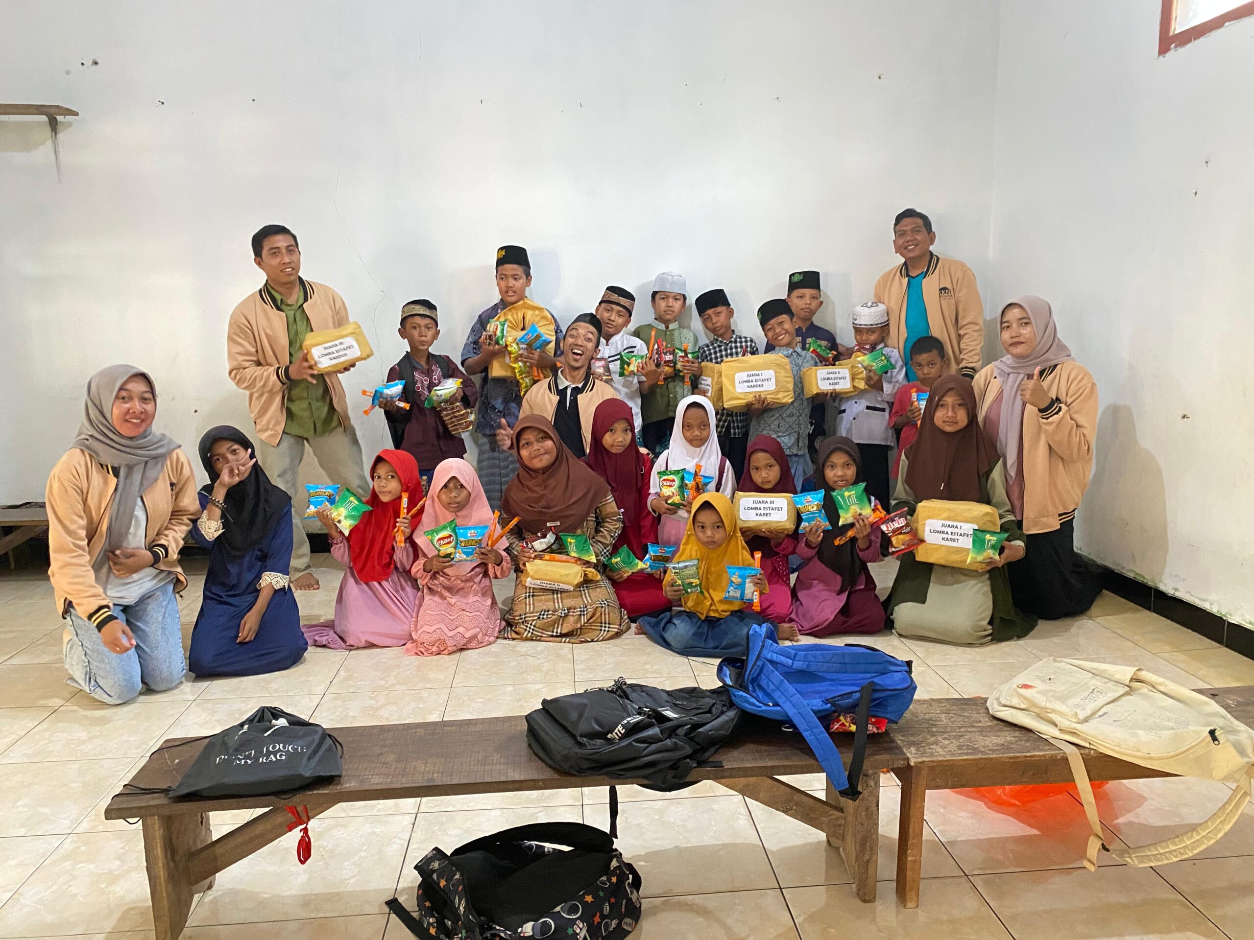 "Tawa, Ceria, dan Nasionalisme: Lomba 17-an Meriahkan HUT RI di Daarut Tauhid" "Tawa, Ceria, dan Nasionalisme: Lomba 17-an Meriahkan HUT RI di Daarut Tauhid"
