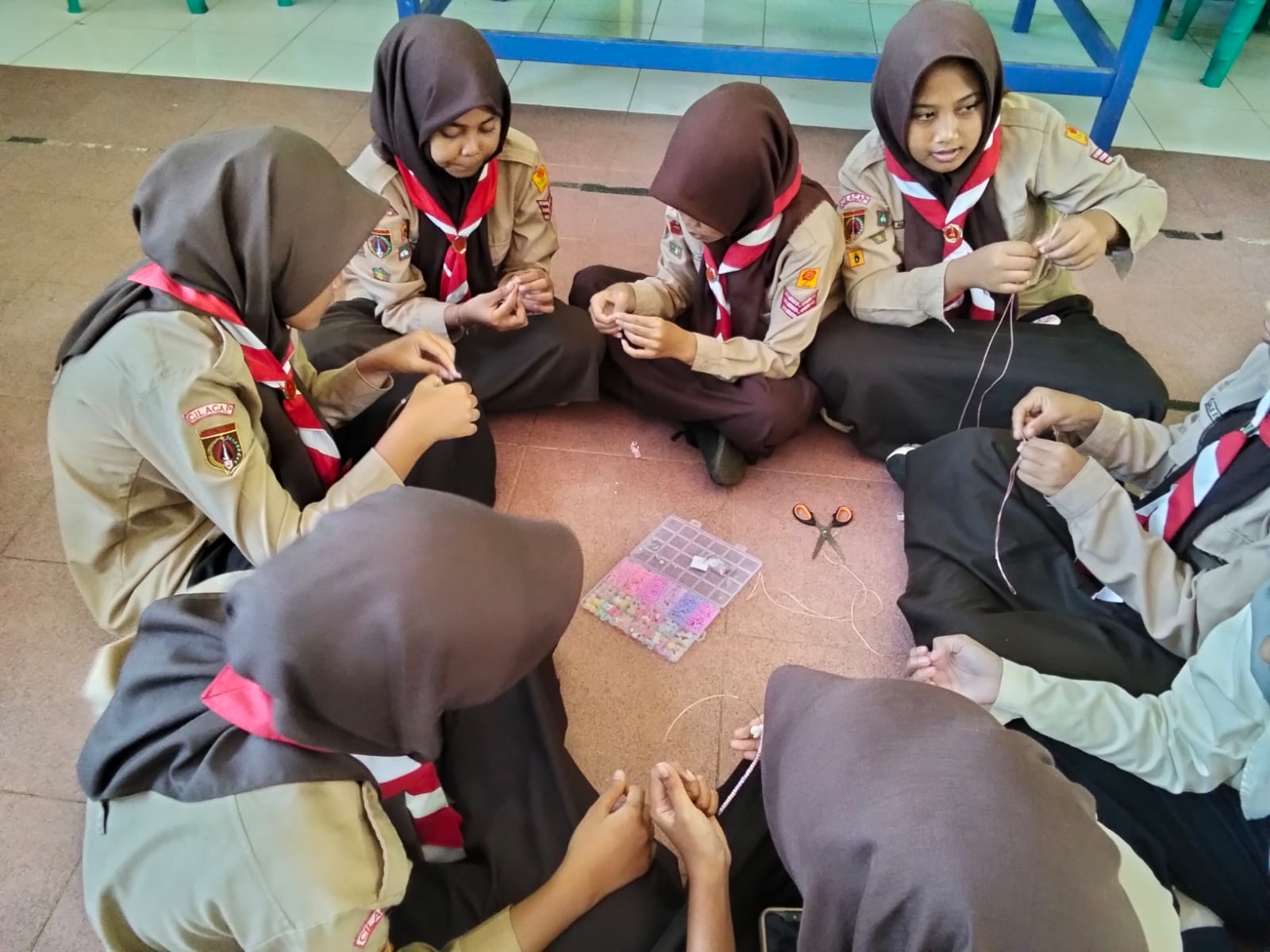 "Kreatif dan Inovatif! Siswa MTs Roudhotul Huda Ciptakan Aksesoris Unik dari Manik-Manik" "Kreatif dan Inovatif! Siswa MTs Roudhotul Huda Ciptakan Aksesoris Unik dari Manik-Manik"